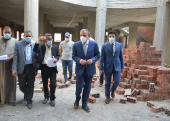 محافظ سوهاج يتفقد أعمال إنشاء السوق الحضري الجديد بمدينة ناصر 5