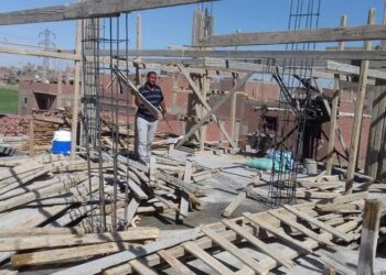 إزالة شدة خشبية ووقف أعمال بناء مخالف بأخميم سوهاج 4