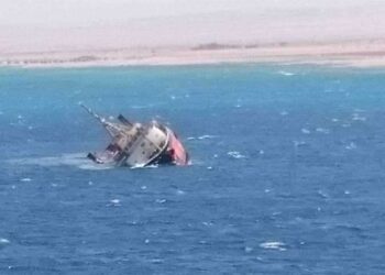 جهود مكثفة للبحث عن المهندس المفقود في حادث غرق قارب رأس غارب 5