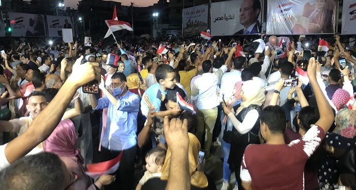 بالأغاني الوطنية.. مسيرة وسط القاهرة لدعم السيسي 1