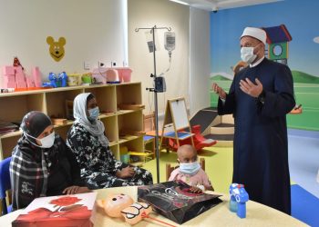 صور.. مؤسسات خيرية تقدم العاب وهدايا لأطفال مستشفى سرطان الاطفال بالأقصر 1
