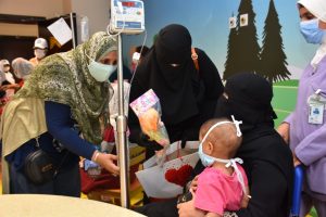 صور.. مؤسسات خيرية تقدم العاب وهدايا لأطفال مستشفى سرطان الاطفال بالأقصر 6