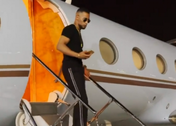 محمد رمضان يبدأ رحلة العودة إلى مصر من طائرته الخاصة (فيديو)