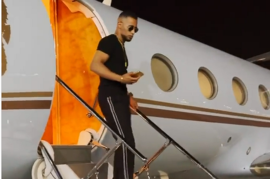 محمد رمضان يبدأ رحلة العودة إلى مصر من طائرته الخاصة (فيديو)