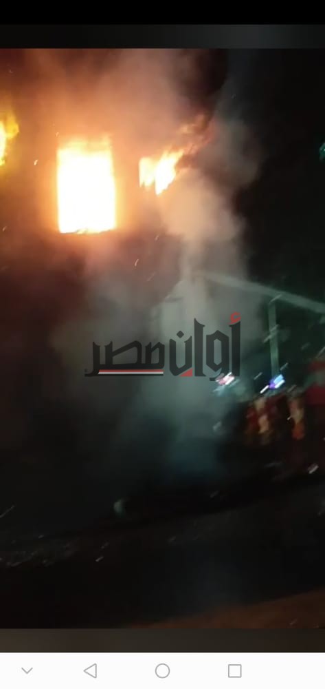 شاهد| 8 سيارات إطفاء تحاول السيطرة على حريق فيصل الجيزة 2