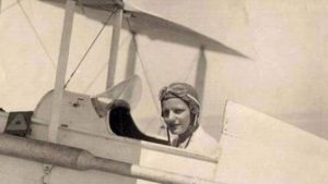 عارضت والدها من أجل الطيران..تعرف على أول امرأة تقود طائرة في مصر و الوطن العربي 3