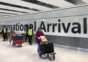 بعد خسائر بالمليارات.. مطار هيثرو يطالب الحكومة البريطانية بـ سماح سفر الركاب 1