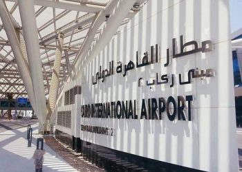 التحقيق في ضبط راكب متهم بحيازة اقراص مخدرة بمطار القاهرة 7