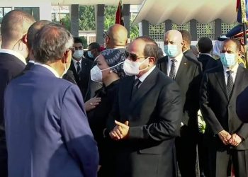 السيسي يتقدم الجنازة العسكرية لتشييع جثمان جيهان السادات 4