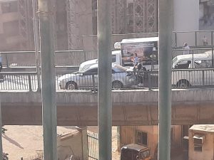 إنقلاب سيارة بـ كبري فيصل وازدحام مروري 2