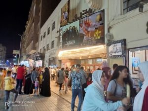 بدون إجراءات احترازية.. زحام شديد على السينمات بالقاهرة "صور" 2