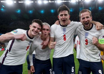 منتخب انجلترا يحتفل بالفوز على الدنمارك في نصف النهائي