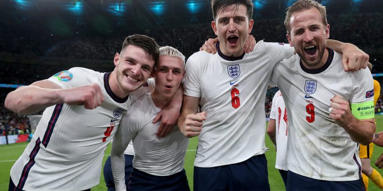 منتخب انجلترا يحتفل بالفوز على الدنمارك في نصف النهائي
