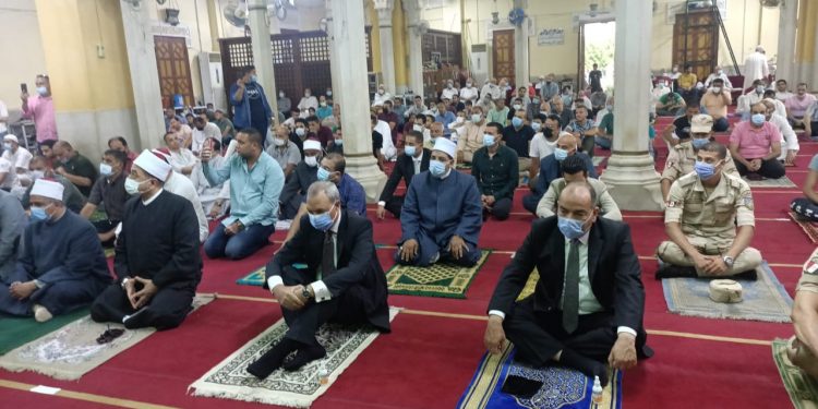 محافظ القليوبية يؤدي صلاة عيد الأضحى المبارك بمسجد ناصر وسط فرحة المواطنين 1