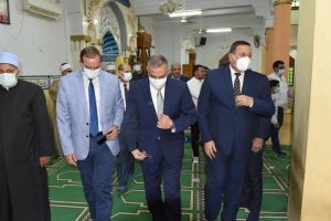 محافظ سوهاج ورئيس الجامعة يؤديان صلاة عيد الأضحى بمسجد الشرطة 2