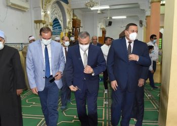 محافظ سوهاج ورئيس الجامعة يؤديان صلاة عيد الأضحى بمسجد الشرطة 1