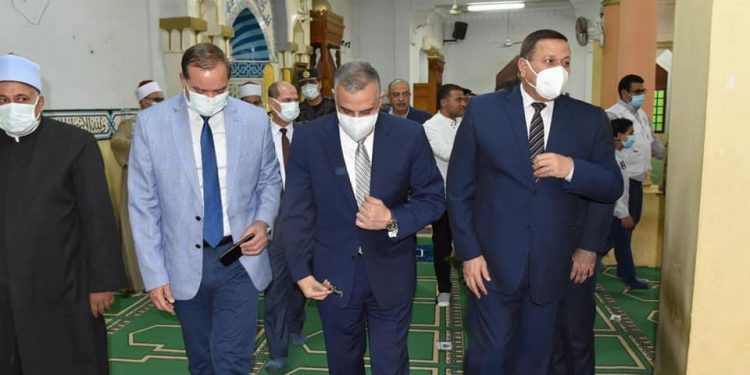 محافظ سوهاج ورئيس الجامعة يؤديان صلاة عيد الأضحى بمسجد الشرطة 1