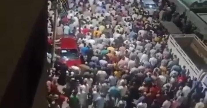 توفوا في حادث .. الآلاف يشاركون في تشييع جثامين أب وأم و3 أبناء بالبحيرة 1