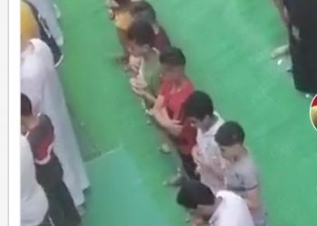 "شباب يستهزئون بصلاة العيد" .. والسوشيال ميديا يشتعل غضبًا ضد هؤلاء (فيديو) 9