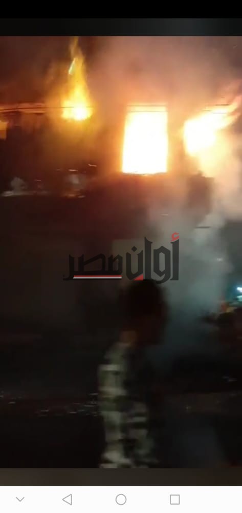 شاهد| 8 سيارات إطفاء تحاول السيطرة على حريق فيصل الجيزة 4