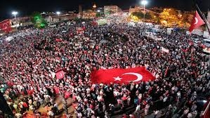 احتفالات بشوارع وميادين تونس بعد قرار تجميد البرلمان (فيديو)