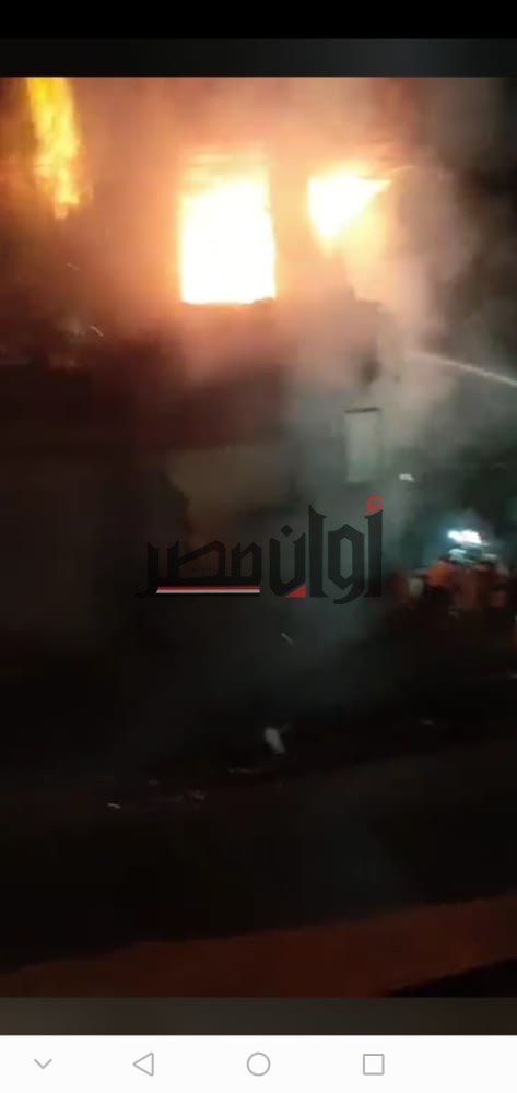 شاهد| 8 سيارات إطفاء تحاول السيطرة على حريق فيصل الجيزة 3