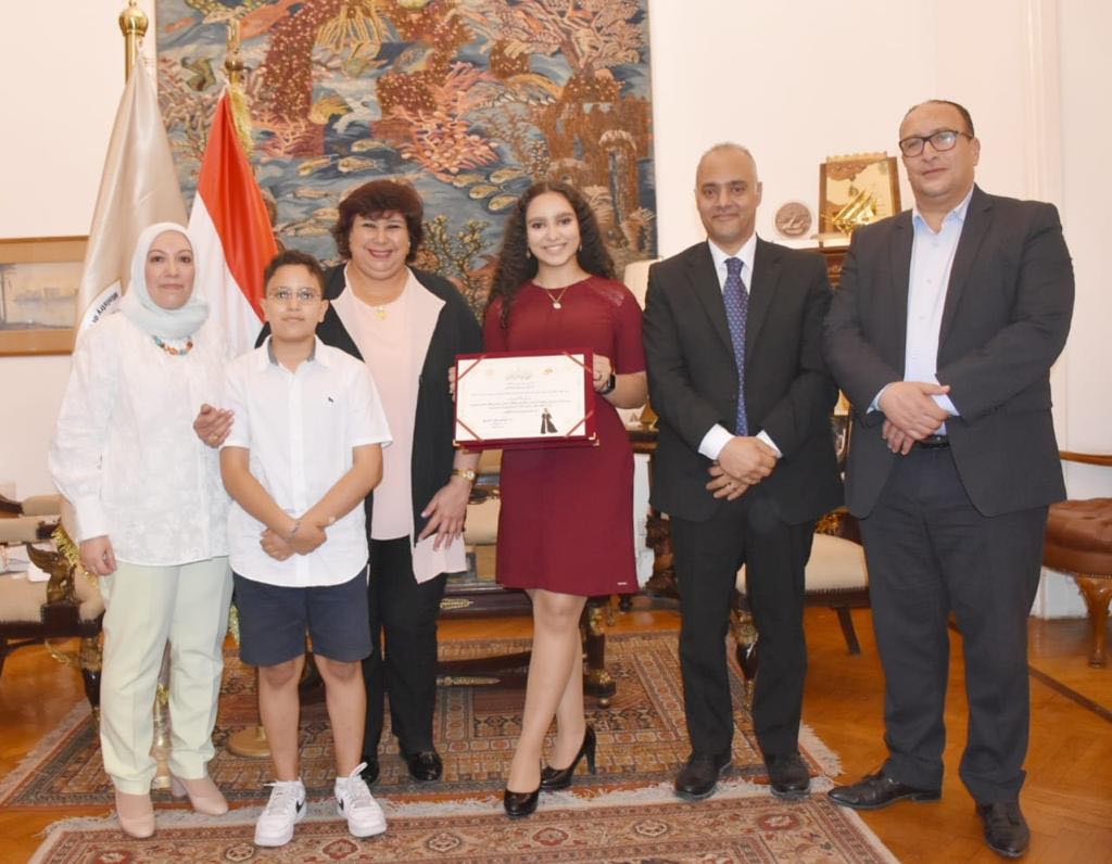 وزيرة الثقافة تكرم مريم طاحون أصغر مغنية مصرية في اوبرا فينا