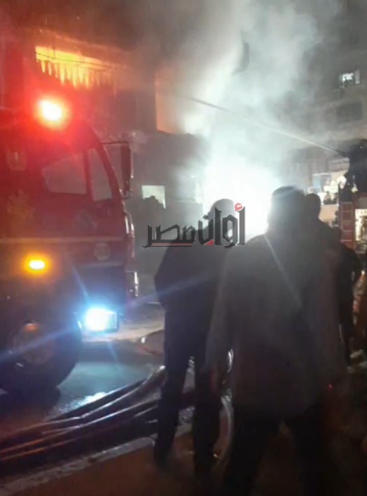 شاهد| 8 سيارات إطفاء تحاول السيطرة على حريق فيصل الجيزة 5