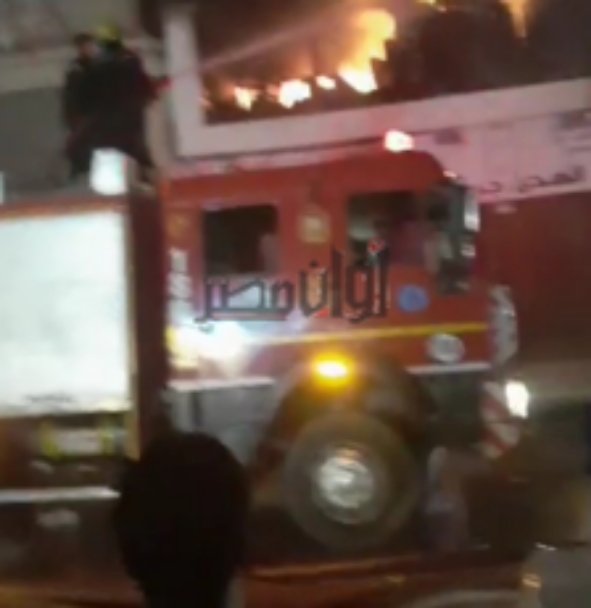 حريق هائل في عمارة 12 دور يلتهم مخزن للسجاد بفيصل الجيزة (فيديو) 3