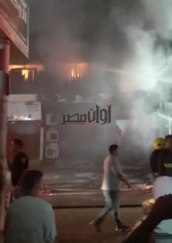شاهد| 8 سيارات إطفاء تحاول السيطرة على حريق فيصل الجيزة 6