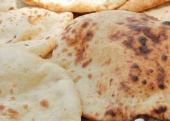 اتخاذ الإجراءات القانونية ضد مخبز لبيعه رغيف خبز به حشرة نافقة 4