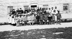 صورة لأطفال السكان الأصليين بكندا