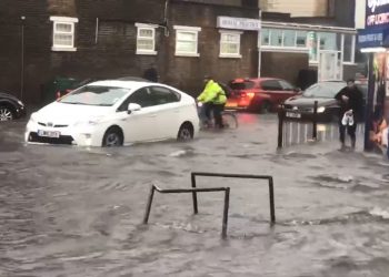 فيضانات لندن اليوم.. شلل في حركة القطارات و السفر ممنوع   1