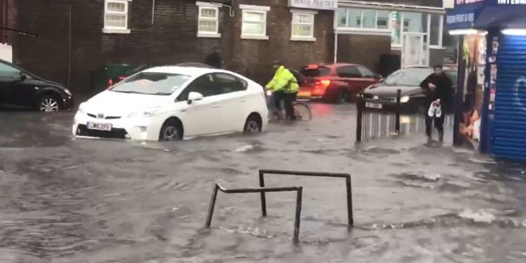 فيضانات لندن اليوم.. شلل في حركة القطارات و السفر ممنوع   1