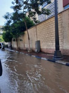 كسر مفاجئ.. مياه القاهرة تدفع بعربات لسحب المياه من شارع «قصر العيني» 3
