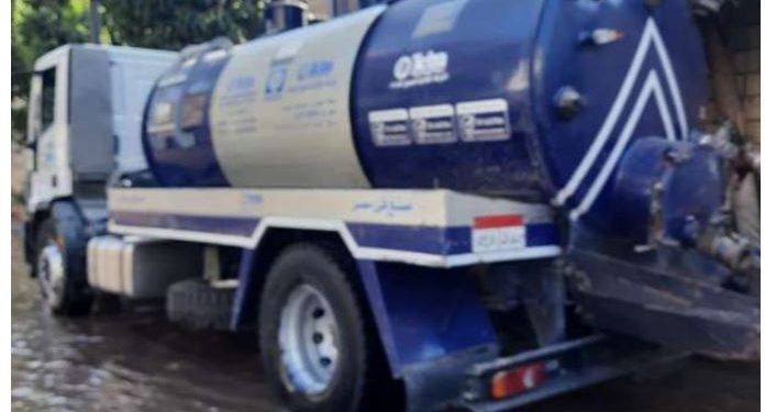 كسر مفاجئ.. مياه القاهرة تدفع بعربات لسحب المياه من شارع «قصر العيني» 1