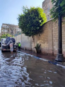 كسر مفاجئ.. مياه القاهرة تدفع بعربات لسحب المياه من شارع «قصر العيني» 2
