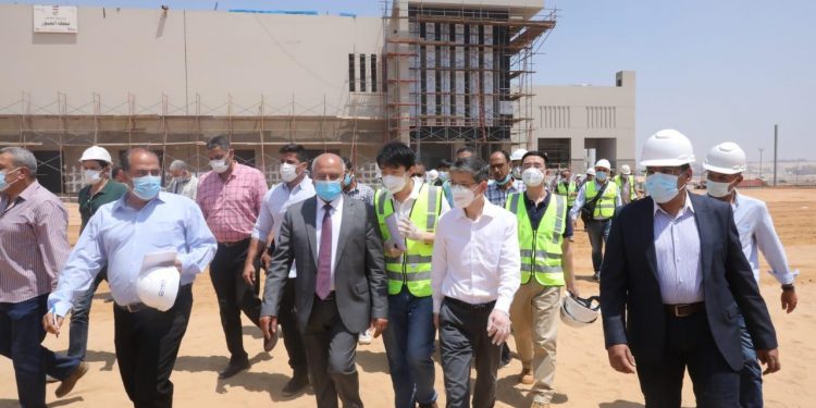 «الوزير» وسفير الصين بالقاهرة يتفقدان مواقع العمل بمشروع القطار الكهربائي 1