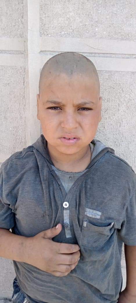 طفل يبكي على الرصيف بالإسكندرية.. هرب من المنيا بسبب ضرب والده له 2