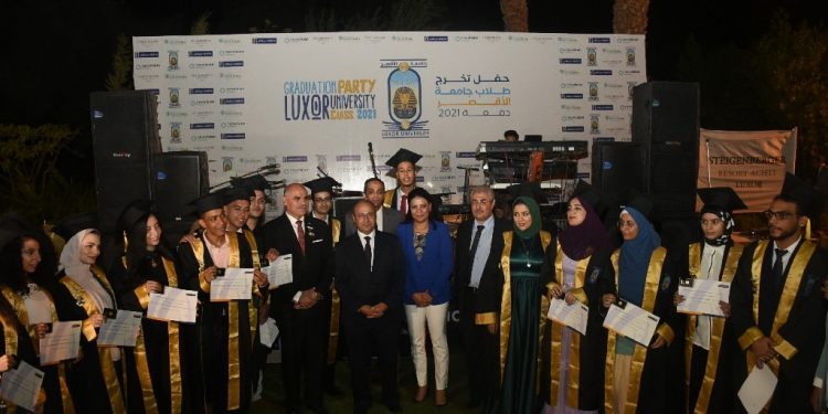 لأول مرة منذ إنشاءها.. رئيس جامعة الأقصر يشهد أول حفل تخرج لطلاب الجامعة "صور"