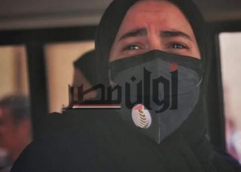 شاهد بالصور.. إنهيار إيمي سمير غانم أثناء توديع والدتها دلال عبد العزيز 1