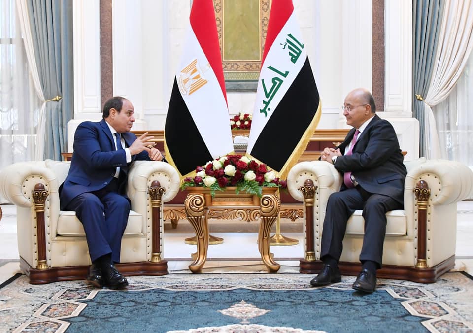 السيسي يلتقي رئيس وزراء الكويت في قمة بغداد 2