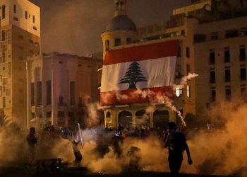 عاجل| المتظاهرون يشعلون النيران في مجلس النواب اللبناني 10