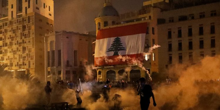 عاجل| المتظاهرون يشعلون النيران في مجلس النواب اللبناني 1