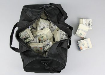 العثور على حقيبتين بهما أموال وعملات أجنبية بمحطتي السادات وغمرة 2