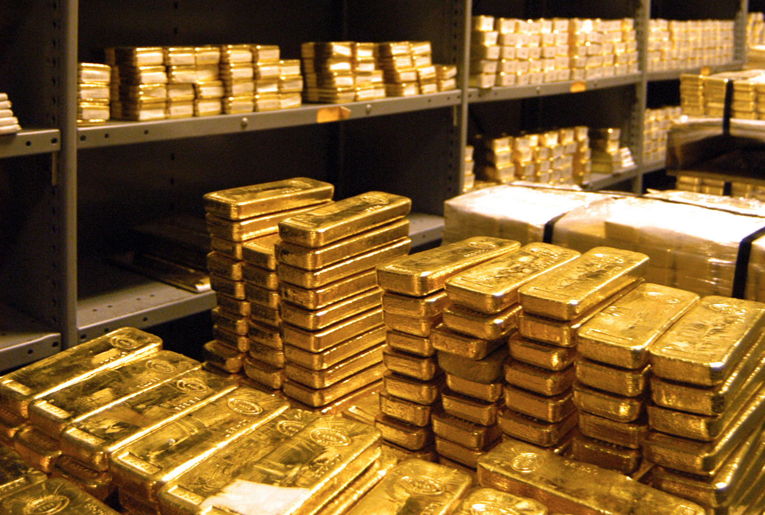 الذهب يهبط بفعل صعود الدولار عالميا 3