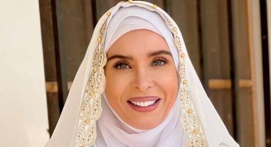 مكانش قصدي| دينا بعد ظهورها بـ الحجاب والعباءة: السيدة زينب السبب 1