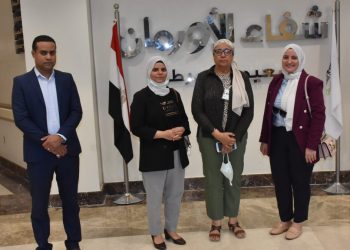 ممثلي الأكاديمية العربية للعلوم الإداراية يزورون مستشفى الأورام بالأقصر (صور) 1