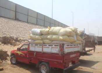 محافظة الجيزة تضبط ٦ سيارات نقل لإلقاءها القمامة بالطرق والمحاور المرورية 3