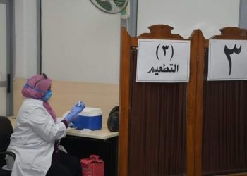 بدء حملة تطعيم منسوبي جامعة القاهرة ضد فيروس كورونا 15 أغسطس 3